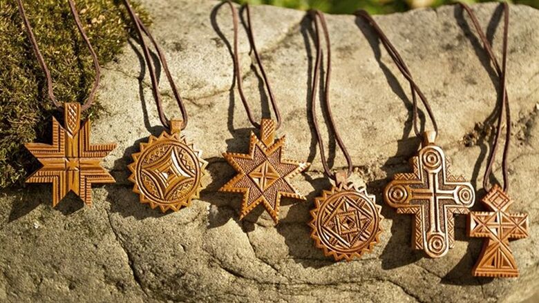 amulettes et talismans en bois