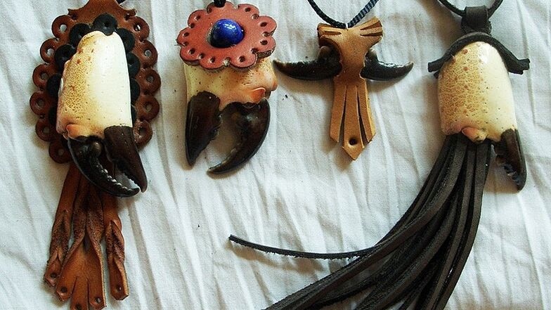 amulettes et talismans en cuir véritable