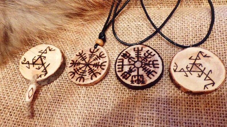 talismans et charmes en bois