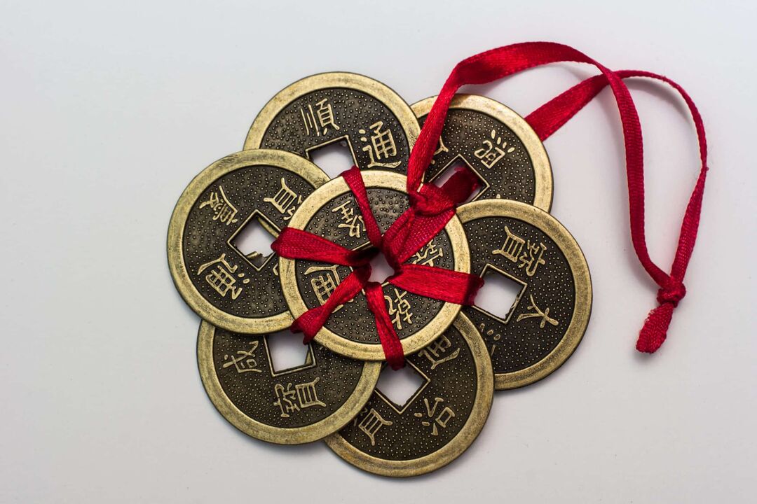 Amulette chinoise pour l'argent avec les hiéroglyphes correspondants