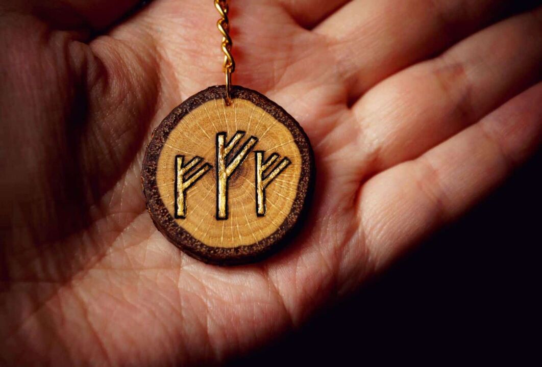 Porte-clés-amulette en argent en chêne Triple Fehu
